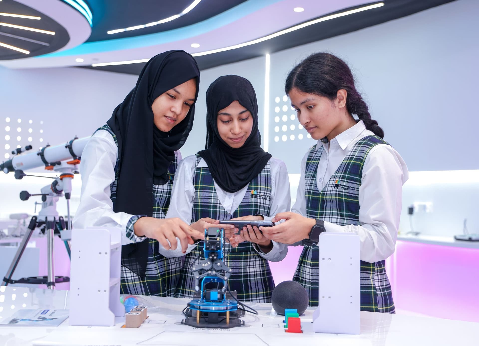 Students building and programming a robot in the AI and robotics lab